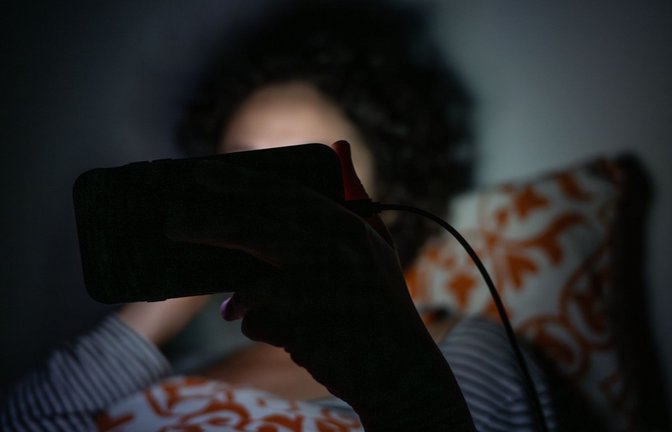 Kann das Einschlafen erschweren: übermäßige Smartphone-Nutzung im Bett.<span class='image-autor'>Foto: Sebastian Gollnow/dpa/dpa-tmn</span>