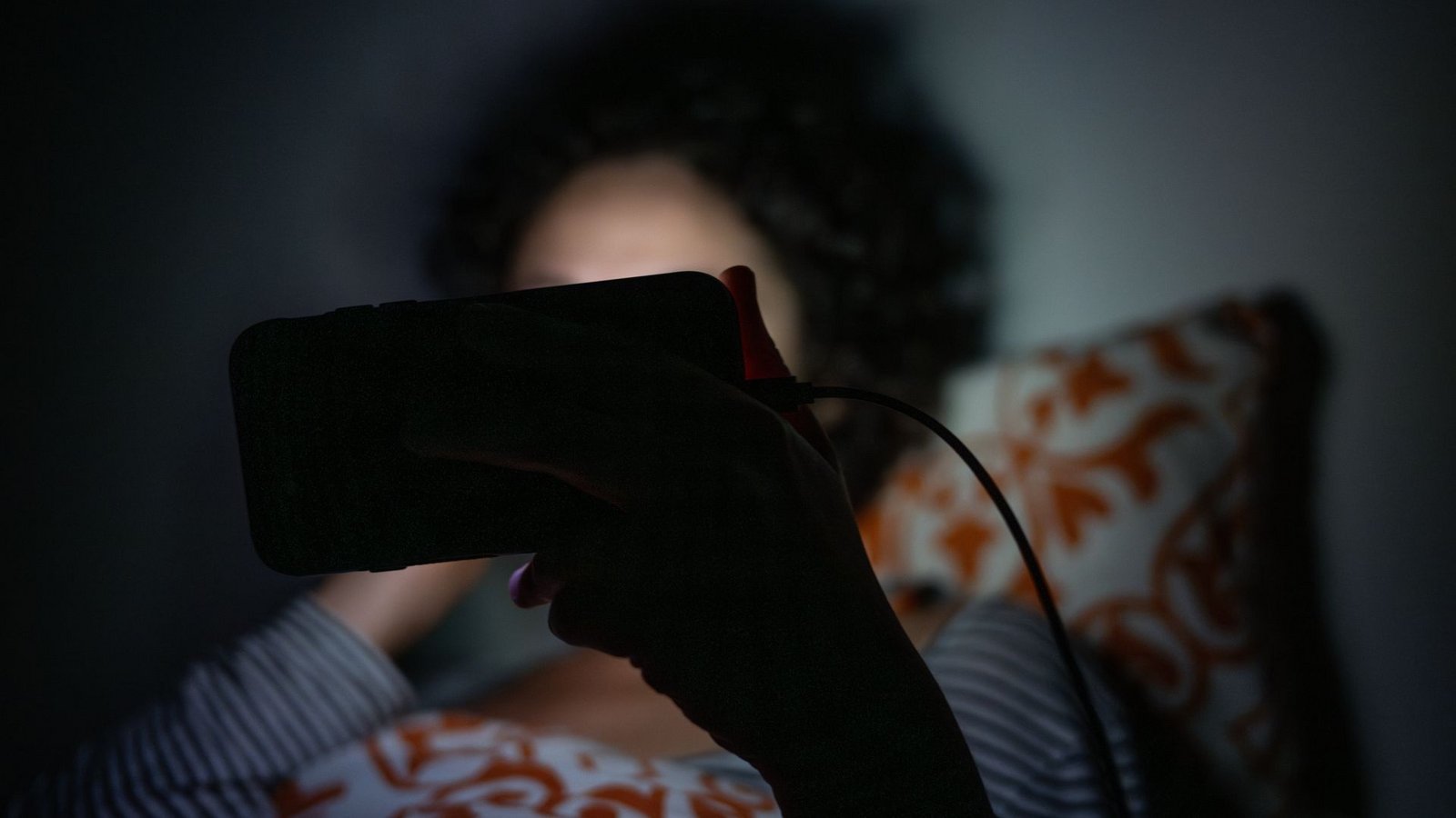 Kann das Einschlafen erschweren: übermäßige Smartphone-Nutzung im Bett.Foto: Sebastian Gollnow/dpa/dpa-tmn