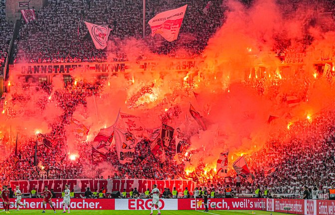 Banner und Pyros auf den Rängen der VfB-Fans im Olympiastadion<span class='image-autor'>Foto: dpa/Michael Kappeler</span>