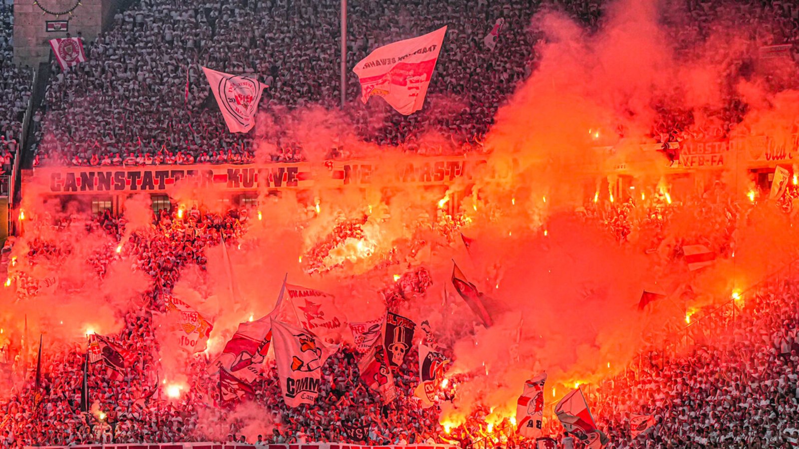Banner und Pyros auf den Rängen der VfB-Fans im OlympiastadionFoto: dpa/Michael Kappeler