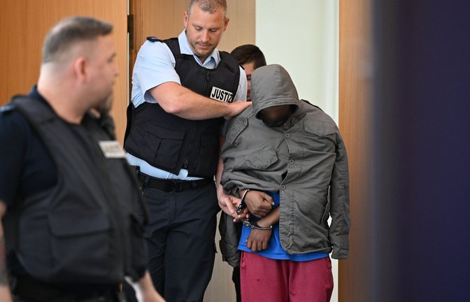 Ein Asylbewerber aus Eritrea ist wegen eines Angriffs auf zwei Mädchen in Illerkirchberg zu lebenslanger Haft verurteilt worden. Die Tat hatte wie einige andere Diskussionen über Geflüchtete ausgelöst.<span class='image-autor'>Foto: dpa/Felix Kästle</span>