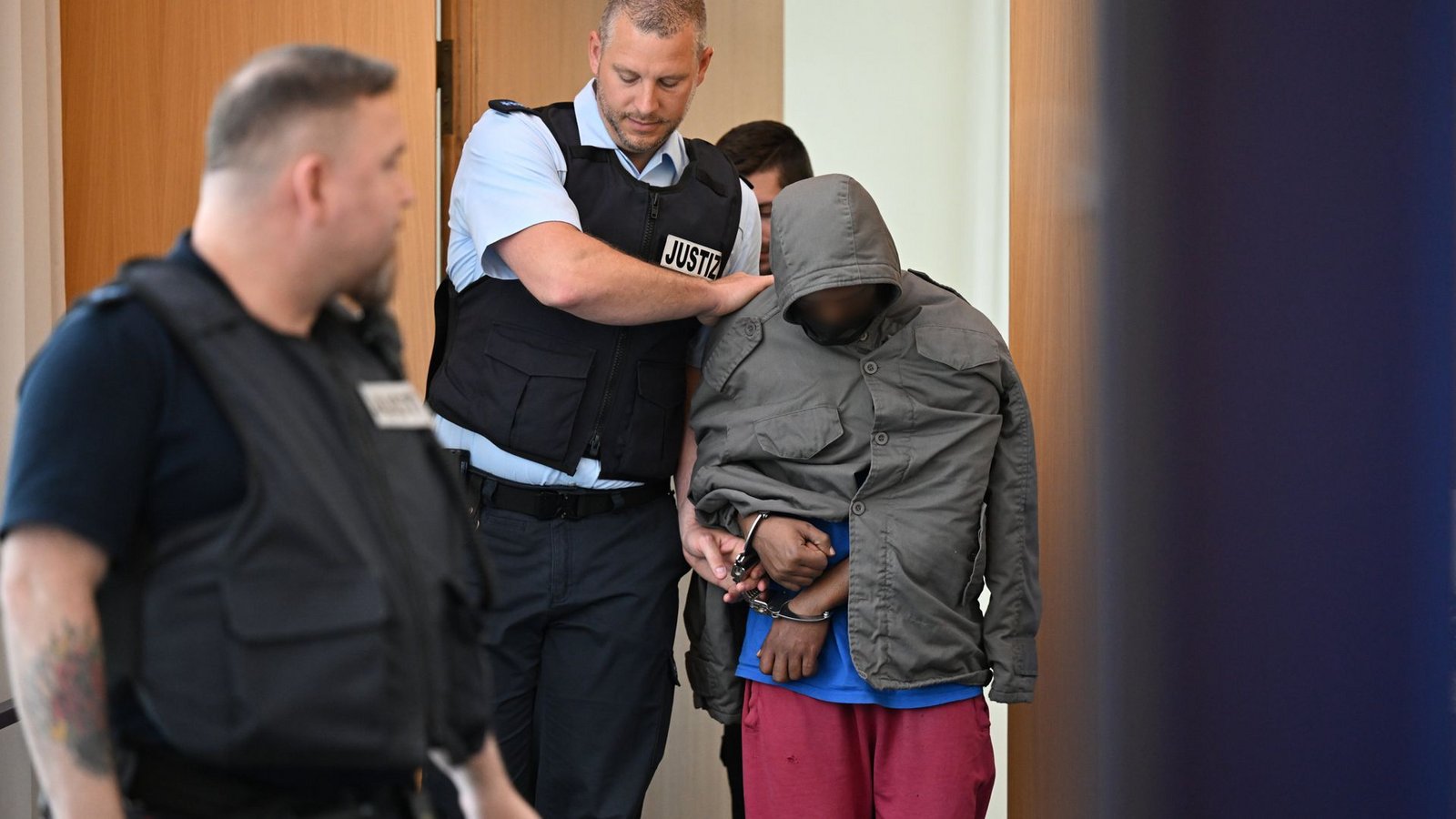 Ein Asylbewerber aus Eritrea ist wegen eines Angriffs auf zwei Mädchen in Illerkirchberg zu lebenslanger Haft verurteilt worden. Die Tat hatte wie einige andere Diskussionen über Geflüchtete ausgelöst.Foto: dpa/Felix Kästle Ein Asylbewerber aus Eritrea ist wegen eines Angriffs auf zwei Mädchen in Illerkirchberg zu lebenslanger Haft verurteilt worden. Die Tat hatte wie einige andere Diskussionen über Geflüchtete ausgelöst.Foto: dpa/Felix Kästle