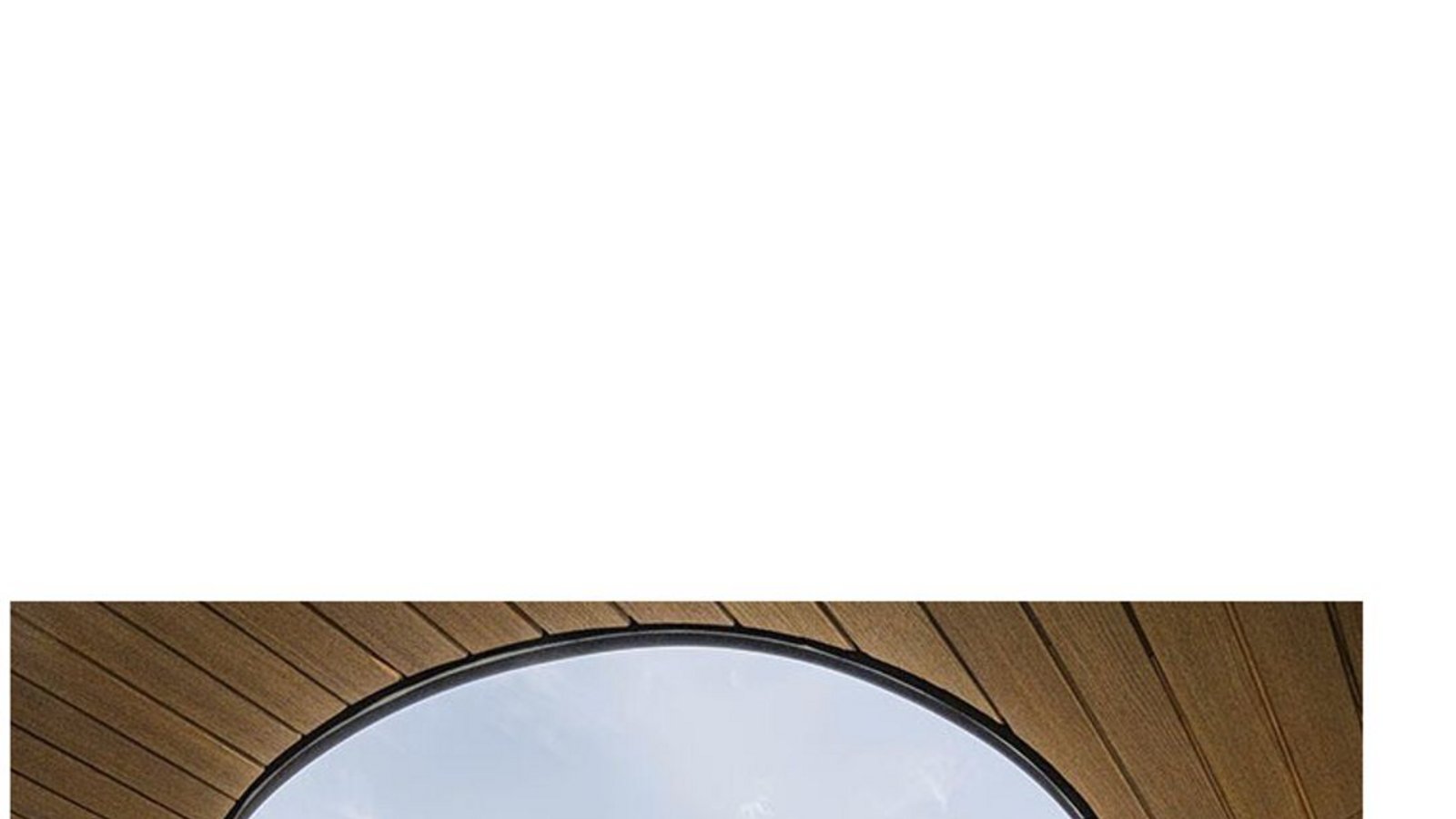 Paul Heidt hat die abgehängten Holzdecken im Haus in den Außenbereich gezogen und somit einen geschützten Sitzplatz geschaffen.Foto: Fer­di­nand Graf Luck­ner