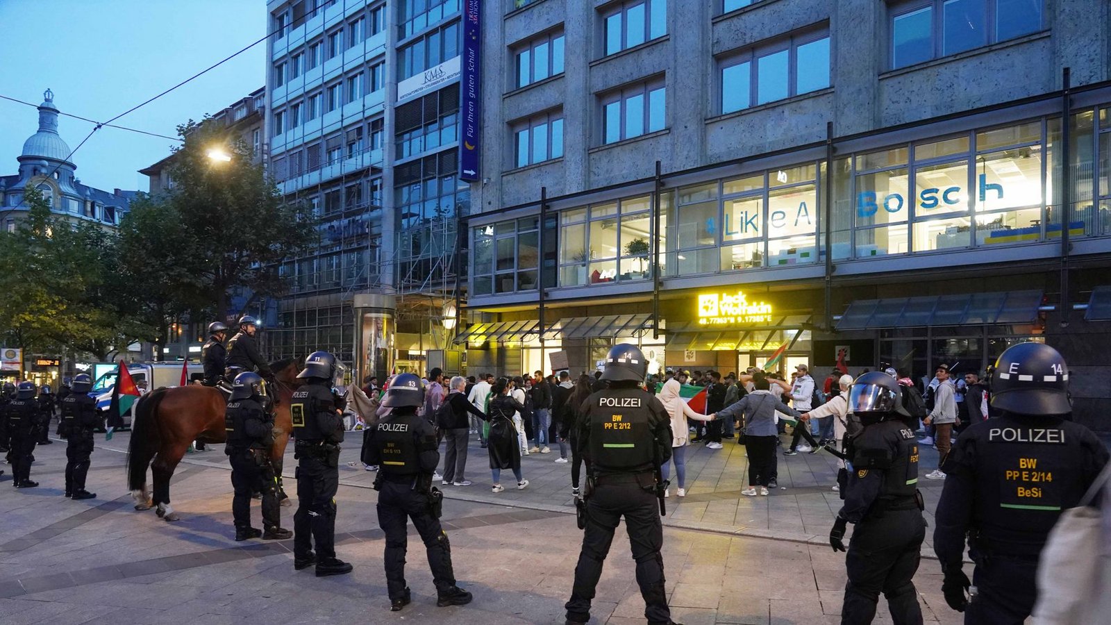 Allein gelassen: Polizei und Ordnungsamt werden bei pro-palästinensischen Versammlungen wie am 9. Oktober in Stuttgart ohne Dolmetscher eingesetzt.Foto: Andreas Rosar/Fotoagentur-Stuttgart Allein gelassen: Polizei und Ordnungsamt werden bei pro-palästinensischen Versammlungen wie am 9. Oktober in Stuttgart ohne Dolmetscher eingesetzt.Foto: Andreas Rosar/Fotoagentur-Stuttgart