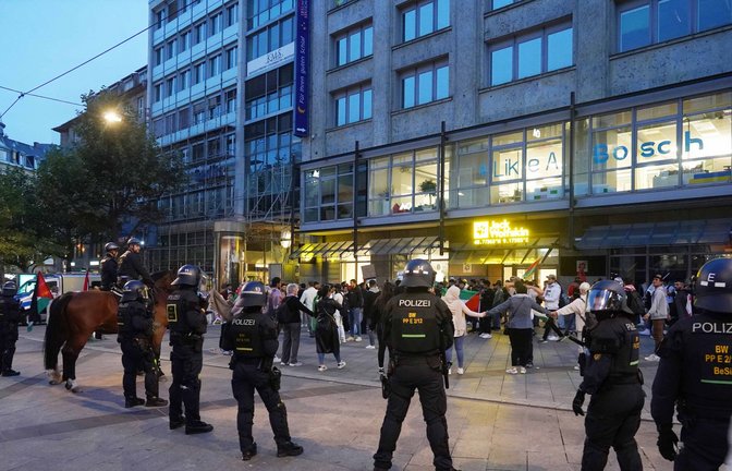 Allein gelassen: Polizei und Ordnungsamt werden bei pro-palästinensischen Versammlungen wie am 9. Oktober in Stuttgart ohne Dolmetscher eingesetzt.<span class='image-autor'>Foto: Andreas Rosar/Fotoagentur-Stuttgart</span>