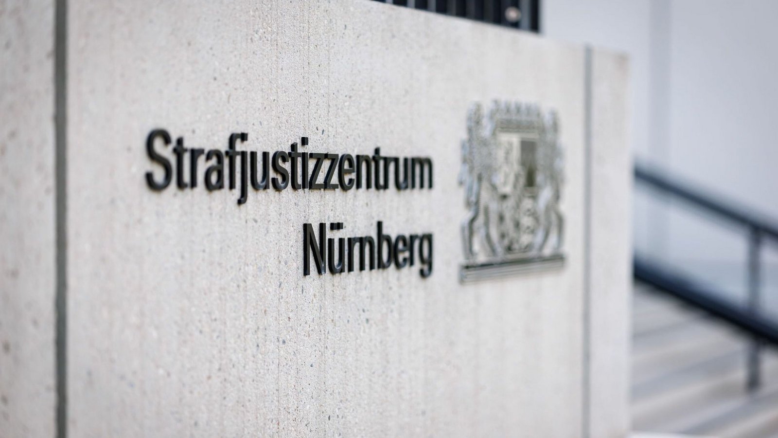 Eine ehemalige Polizeiangestellte hat am Landgericht Nürnberg-Fürth eingeräumt, sich regelmäßig aus der Asservatenkammer des Polizeipräsidiums Mittelfranken bedient zu haben (Symbolfoto).Foto: Daniel Karmann/dpa Eine ehemalige Polizeiangestellte hat am Landgericht Nürnberg-Fürth eingeräumt, sich regelmäßig aus der Asservatenkammer des Polizeipräsidiums Mittelfranken bedient zu haben (Symbolfoto).Foto: Daniel Karmann/dpa
