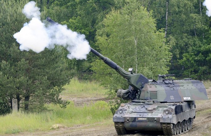 Soll künftig russische Artillerie im Donbas bekämpfe: Die deutsche Panzerhaubitze 2000, hier bei einer Übung der Bundeswehr auf dem Truppenübungsplatz Munster.<span class='image-autor'>Foto: dpa/Maurizio Gambarini</span>