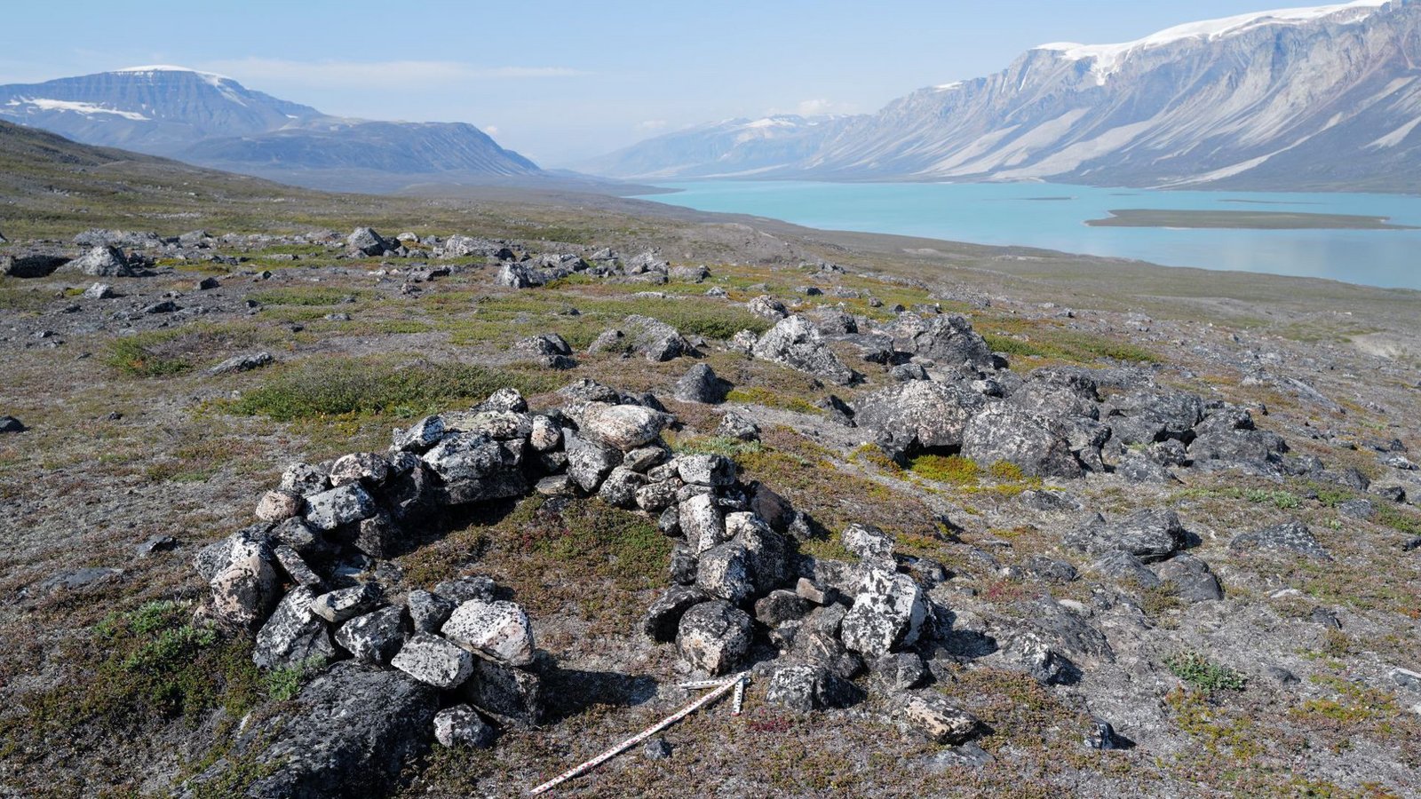 Diese über 2000 Jahre alte Übernachtungsstelle von Karibu-Jägern haben die Forschenden der Universität Jena im Sommer 2025 auf der Halbinsel Nuussuaq im Westen Grönlands entdeckt.Foto: lemens Pasda/Uni Jena Diese über 2000 Jahre alte Übernachtungsstelle von Karibu-Jägern haben die Forschenden der Universität Jena im Sommer 2025 auf der Halbinsel Nuussuaq im Westen Grönlands entdeckt.Foto: lemens Pasda/Uni Jena