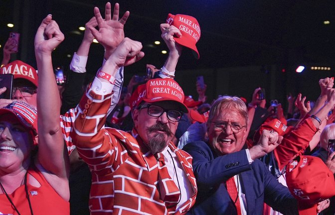 Freude in Palm Beach: Anhänger stimmen sich auf die Rückkehr von Donald Trump ins Weiße Haus ein.<span class='image-autor'>Foto: dpa/Evan Vucci</span>