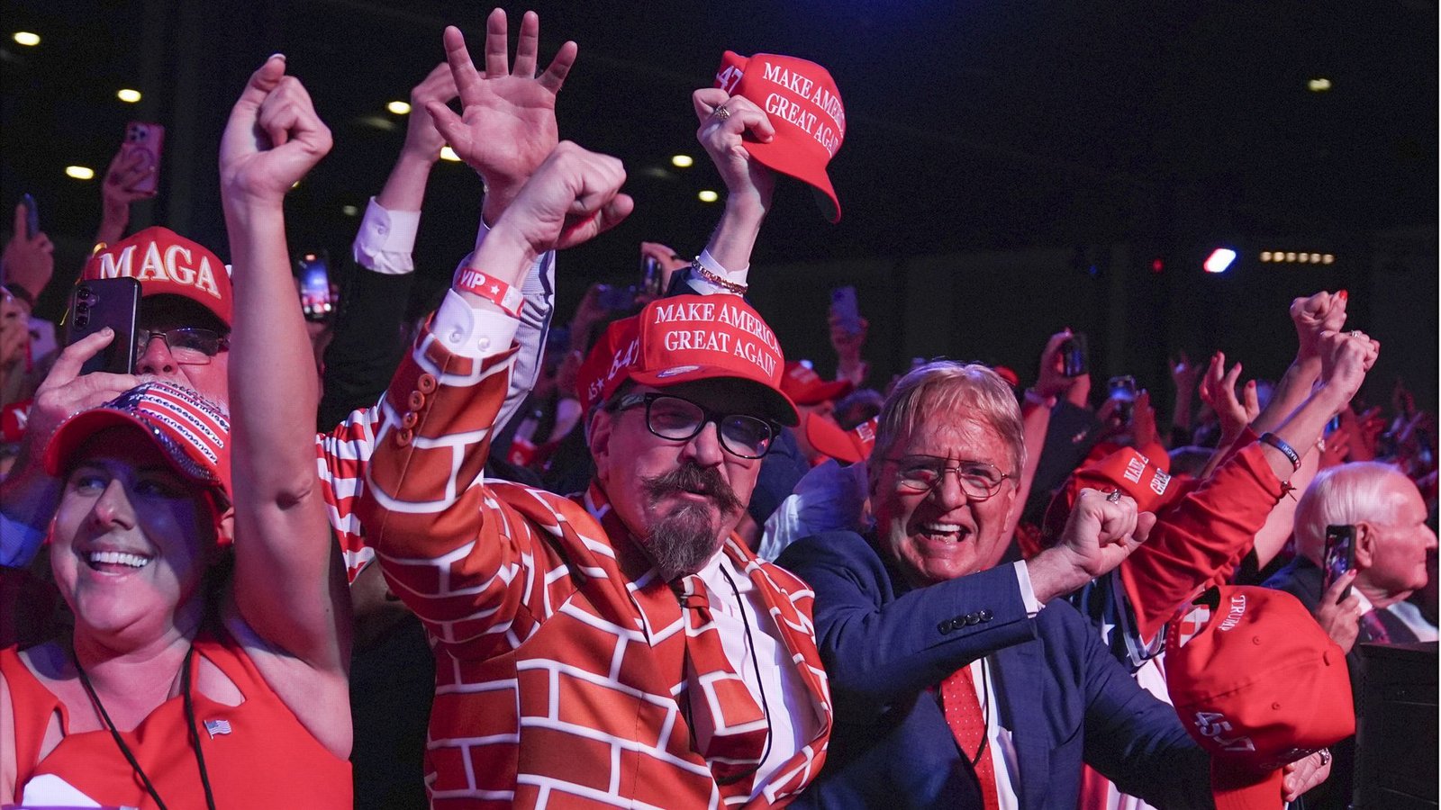 Freude in Palm Beach: Anhänger stimmen sich auf die Rückkehr von Donald Trump ins Weiße Haus ein.Foto: dpa/Evan Vucci Freude in Palm Beach: Anhänger stimmen sich auf die Rückkehr von Donald Trump ins Weiße Haus ein.Foto: dpa/Evan Vucci