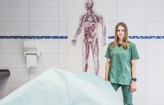 Emily Maichle im Technikraum, hier wäscht  sie die Toten und richtet sie her.<span class='image-autor'>Foto: Sichtlichmensch/Andy Reiner</span>