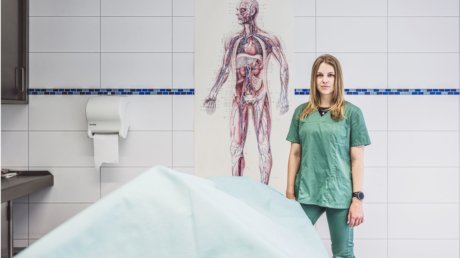 Emily Maichle im Technikraum, hier wäscht sie die Toten und richtet sie her.Foto: Sichtlichmensch/Andy Reiner Emily Maichle im Technikraum, hier wäscht sie die Toten und richtet sie her.Foto: Sichtlichmensch/Andy Reiner