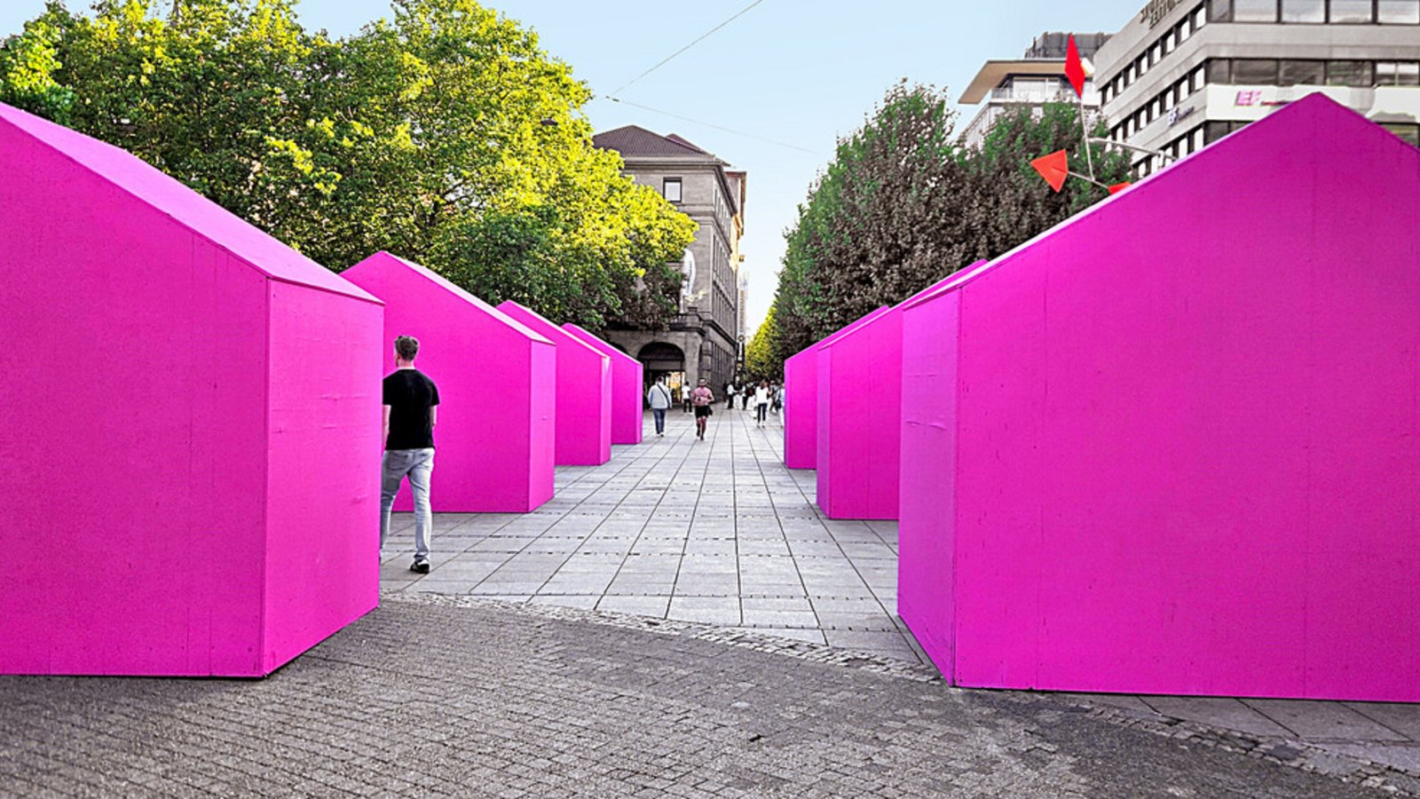 Ungewohntes Bild auf der Königstraße: Zwölf knallbunte Minihäuser versperren den Weg.Foto: Fotoagentur Stuttgart/Andreas Rosar Ungewohntes Bild auf der Königstraße: Zwölf knallbunte Minihäuser versperren den Weg.Foto: Fotoagentur Stuttgart/Andreas Rosar
