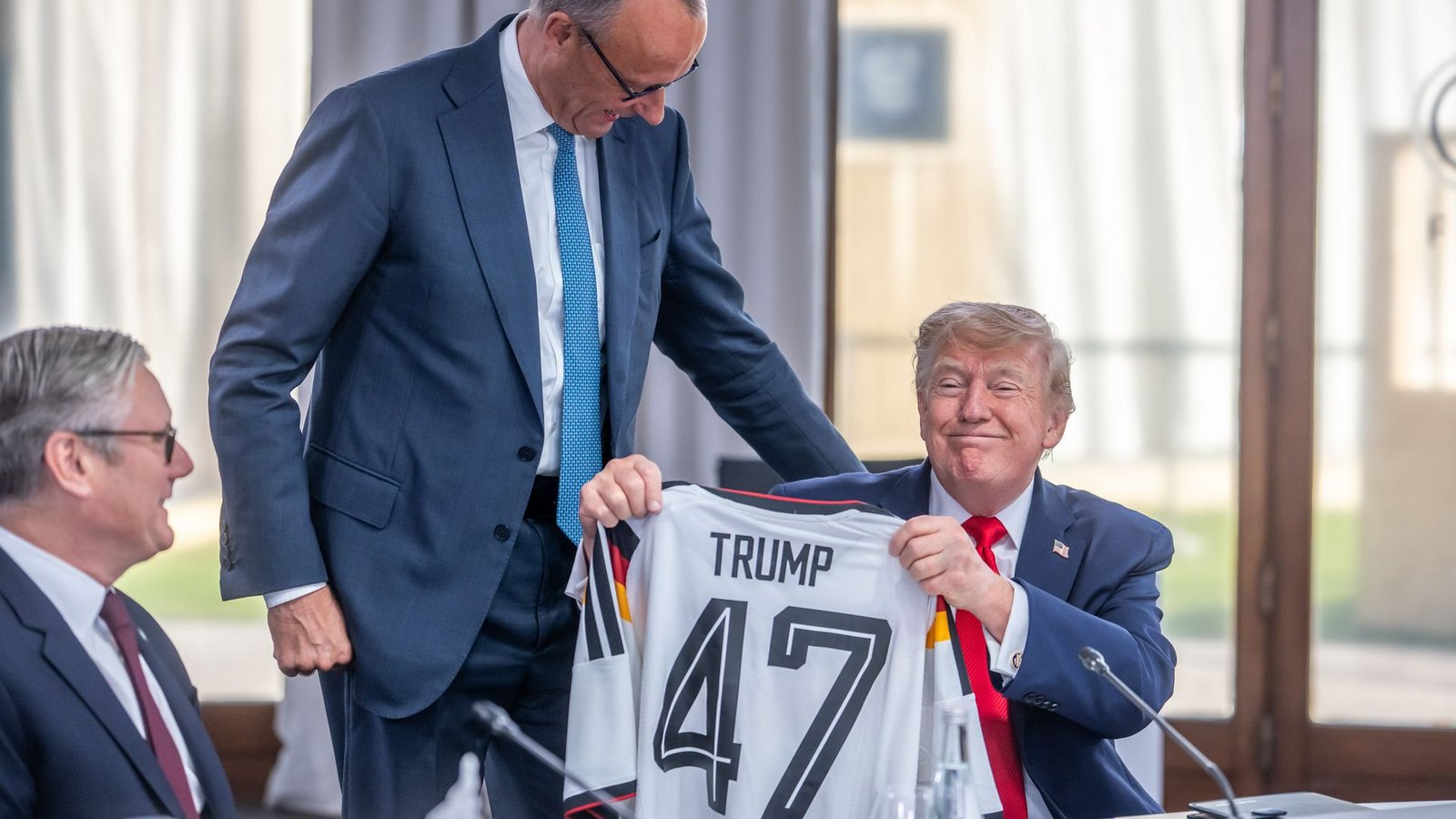 Merz überreicht Trump das Trikot mit der Nummer 47.Foto: Michael Kappeler/dpa-Pool/dpa