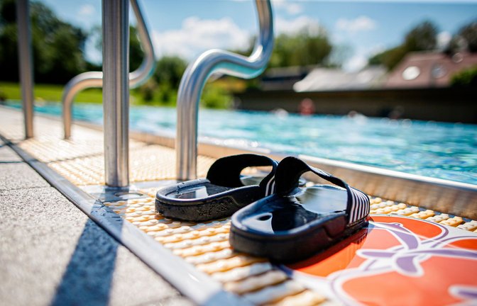 Angenehme, sommerliche Temperaturen laden zu einem Besuch im Freibad ein. (Symbolbild)<span class='image-autor'>Foto: IMAGO/Funke Foto Services/IMAGO/Andr</span>