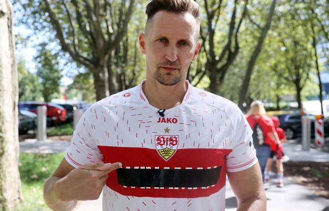 In diesem VfB-Trikot zeigte sich Thomas Melchior vor dem Stadion des KSC – mit Folgen (Archivbild).<span class='image-autor'>Foto: IMAGO/Sportfoto Rudel</span>