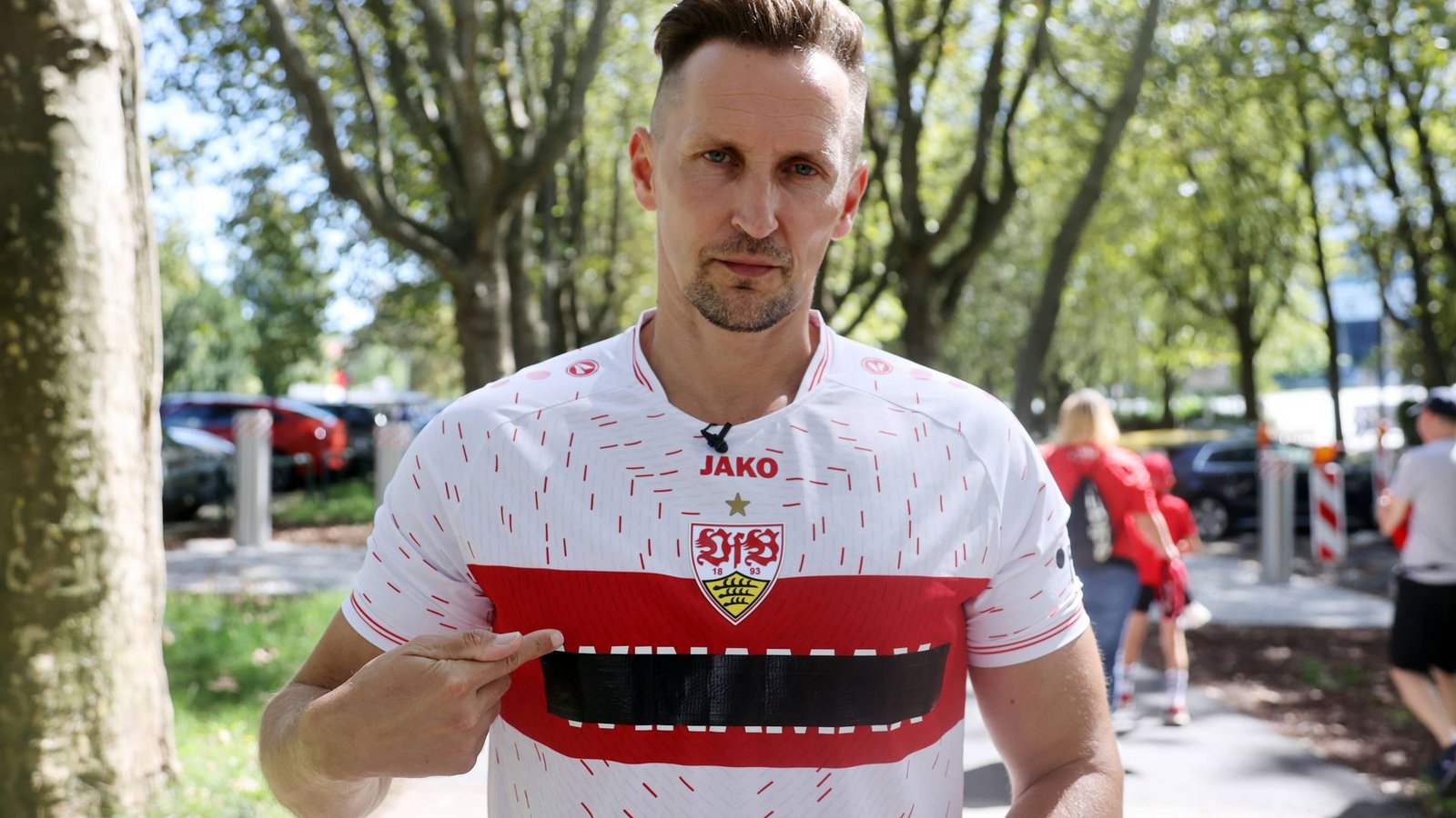 In diesem VfB-Trikot zeigte sich Thomas Melchior vor dem Stadion des KSC – mit Folgen (Archivbild).Foto: IMAGO/Sportfoto Rudel