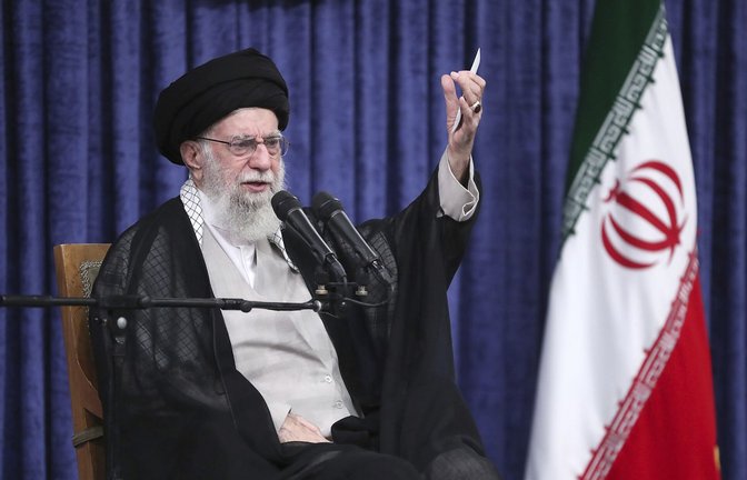 Irans oberster Führer Ajatollah Ali Khamenei bei einem Treffen mit Justizbeamten.<span class='image-autor'>Foto: dpa/Uncredited/Office of the Iranian</span>