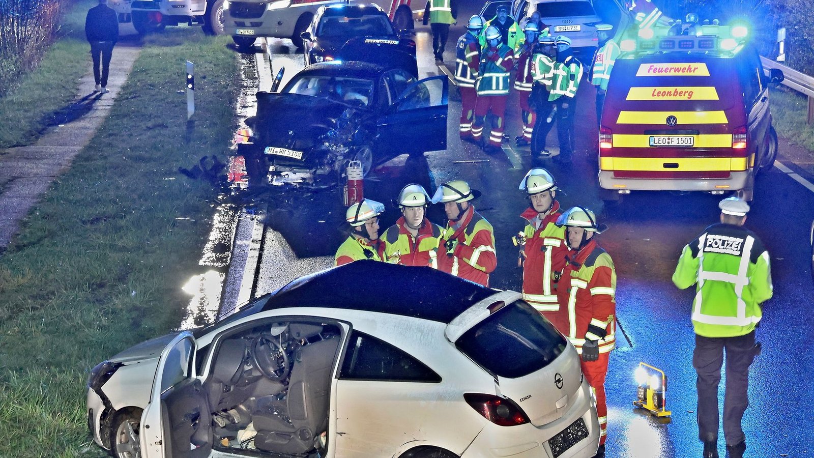 Die Fahrbahn musste für mehrere Stunden gesperrt werden.Foto: KS-Images.de / Andreas Rometsch Die Fahrbahn musste für mehrere Stunden gesperrt werden.Foto: KS-Images.de / Andreas Rometsch