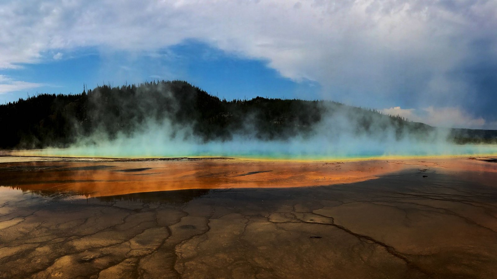 Vor 1,3 Millionen Jahren – Yellowstone, USA: Dieser Ausbruch soll 250-mal stärker als der des Pinatubo (1991) und mit ein Auslöser für eine der Eiszeiten im Erdzeitalter des Pleistozän gewesen sein (Foto: Der  Grand Prismatic Spring im Yellowstone National Park (US-Bundesstaat  Wyoming).Foto: IMAGO/Cavan Images