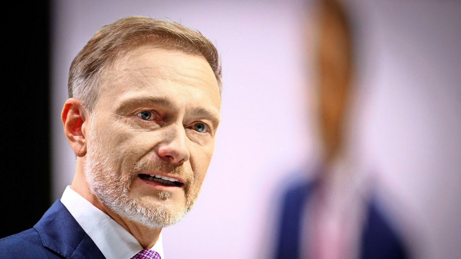Nachdem die FDP an der Fünf-Prozent-Hürde gescheitert war und den Einzug in den Bundestag verpasst hatte, verabschiedete sich Ex-Finanzminister Christian Lindner aus dem politischen Alltag. Neben seiner Tätigkeit bei Hagedorn zieht es ihn in das Shareholder-Board des digitalen Personaldienstleisters Stepstone Group, wo er als unabhängiges Mitglied tätig ist. Außerdem ist er laut Spiegel-Informationen Angel-Investor und investiert in Start-up-Unternehmen.Foto: Bernd von Jutrczenka/dpa