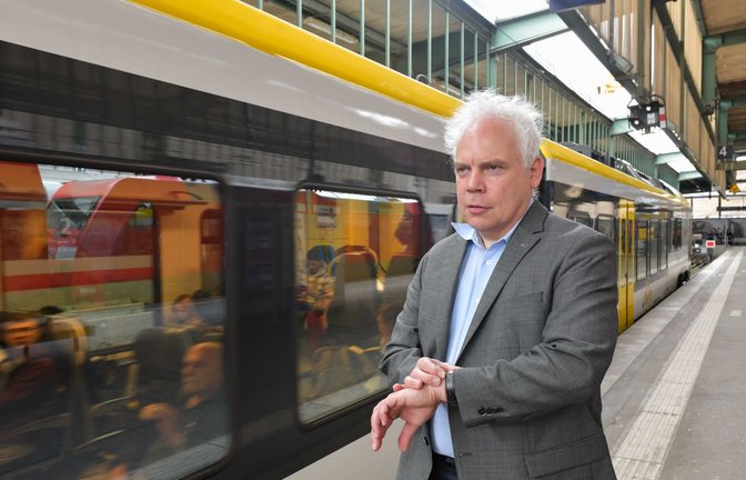 Ist der Zug pünktlich? Matthias Lieb, Fahrgastanwalt des Landes, am Hauptbahnhof Stuttgart.<span class='image-autor'>Foto: LICHTGUT/Max Kovalenko</span>