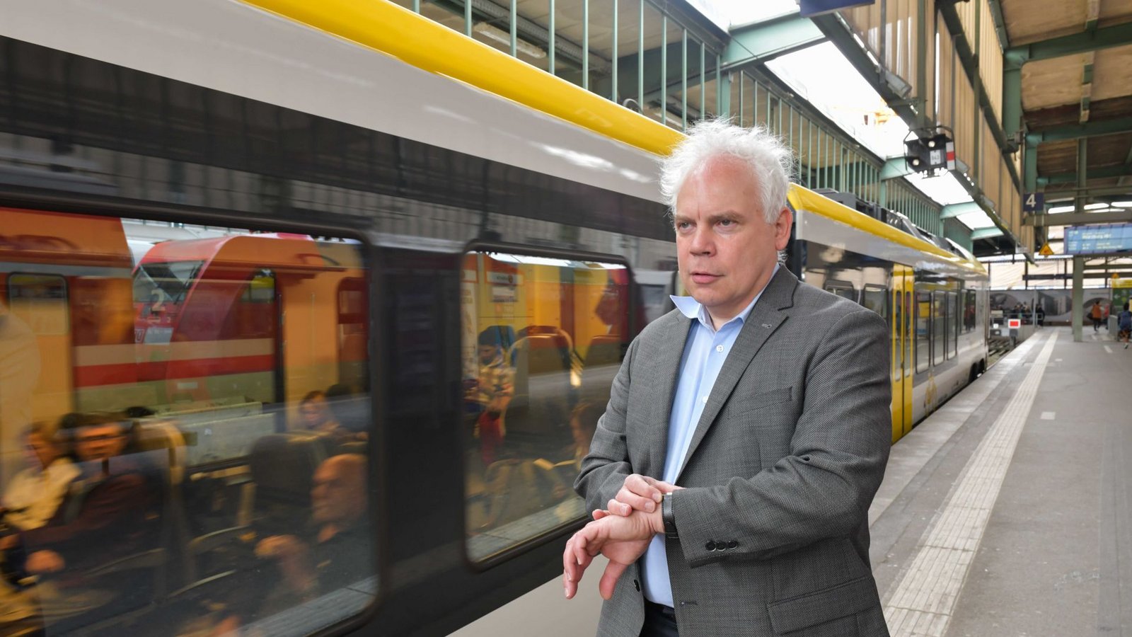 Ist der Zug pünktlich? Matthias Lieb, Fahrgastanwalt des Landes, am Hauptbahnhof Stuttgart.Foto: LICHTGUT/Max Kovalenko Ist der Zug pünktlich? Matthias Lieb, Fahrgastanwalt des Landes, am Hauptbahnhof Stuttgart.Foto: LICHTGUT/Max Kovalenko