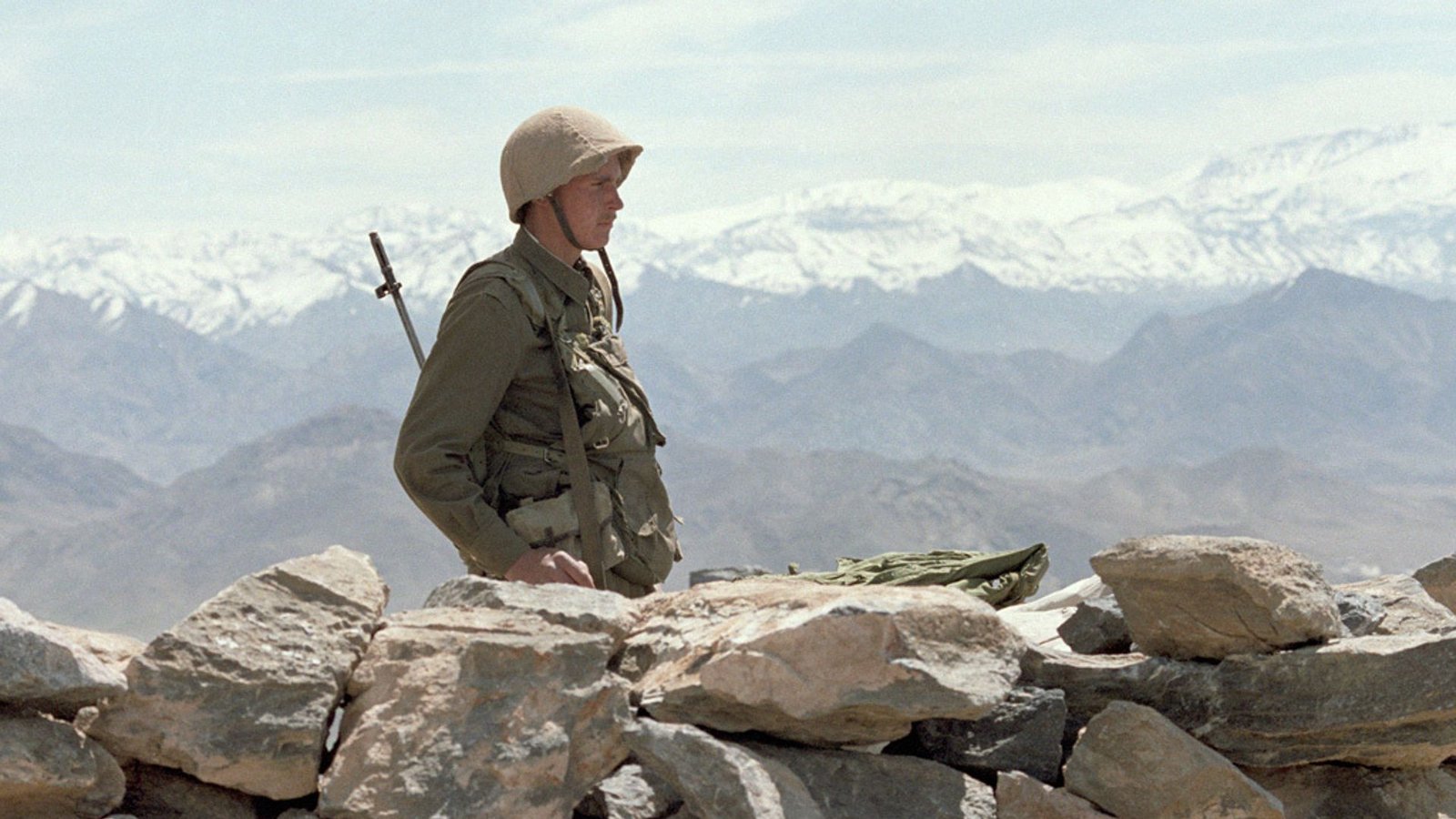 Sowjetischer Soldat bei der Überwachung einer Straße in Afghanistan (1988): 1979 kam es in Afghanistan zum letzten Stellvertreterkrieg des Kalten Krieges. Die Sowjetunion marschierte in Kabul ein, um die kommunistische Regierung zu stützen. Die USA und andere Länder unterstützten die Mudschaheddin mit Waffenlieferungen. 1989 mussten sich die sowjetischen Truppen aus Afghanistan zurückziehen.Foto: Wikipedia commons/RIA Novosti archive, image #21225 / A. Solomonov / CC-BY-SA 3.0