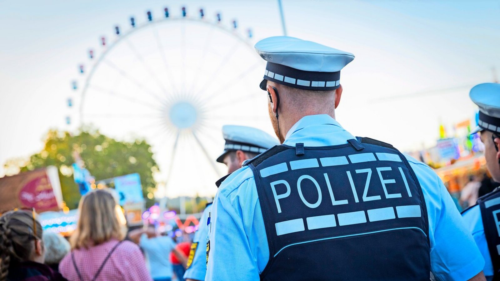 Die Polizei läuft regelmäßig auf dem Wasen Streife, außerdem wird das Festgelände videoüberwacht.Foto: Lichtgut/Julian Rettig Die Polizei läuft regelmäßig auf dem Wasen Streife, außerdem wird das Festgelände videoüberwacht.Foto: Lichtgut/Julian Rettig