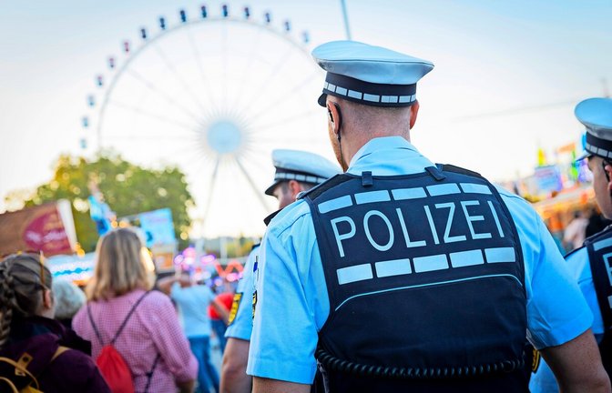 Die Polizei läuft regelmäßig auf dem Wasen Streife, außerdem wird das Festgelände videoüberwacht.<span class='image-autor'>Foto: Lichtgut/Julian Rettig</span>
