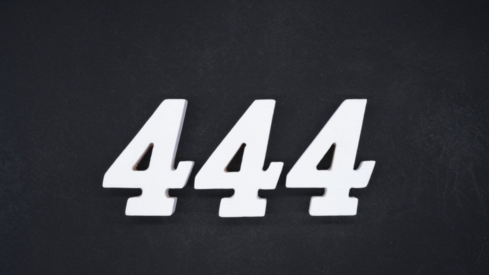Die "444" kann verschiedenste Bedeutungen haben.Foto: Nopwaratch Stock/ Shutterstock Die "444" kann verschiedenste Bedeutungen haben.Foto: Nopwaratch Stock/ Shutterstock