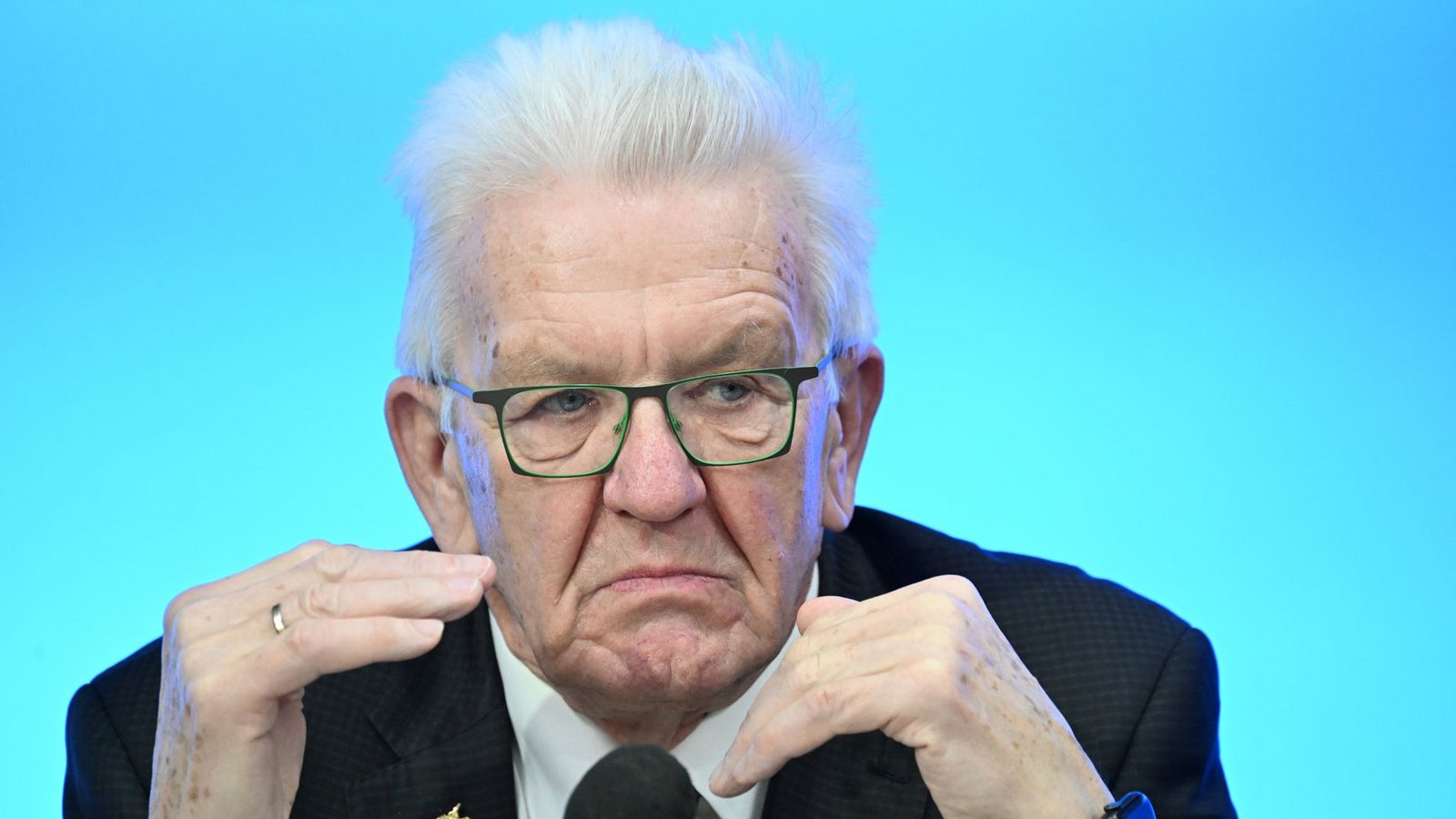 Ihm droht neuer Ärger mit Verbeamtungs-Plänen: Winfried KretschmannFoto: dpa Ihm droht neuer Ärger mit Verbeamtungs-Plänen: Winfried KretschmannFoto: dpa