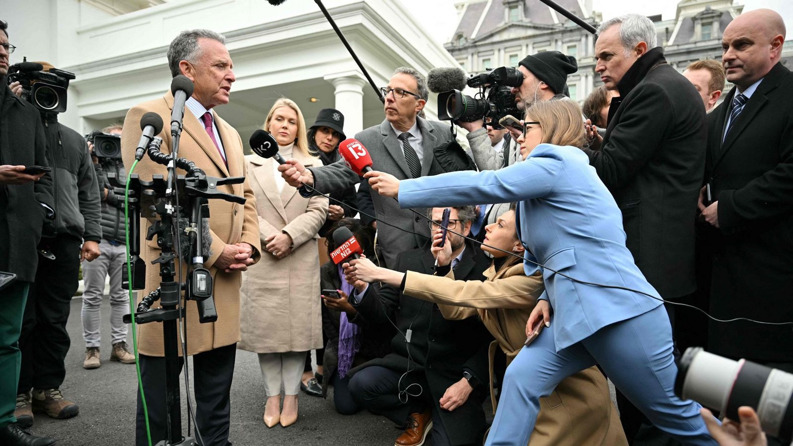Steve Witkoff wird von Reportern umlagert.Foto: AFP/MANDEL NGAN Steve Witkoff wird von Reportern umlagert.Foto: AFP/MANDEL NGAN