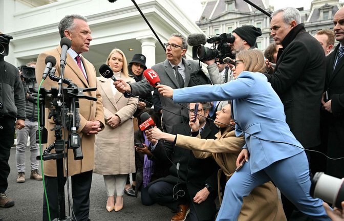 Steve Witkoff wird von Reportern umlagert.<span class='image-autor'>Foto: AFP/MANDEL NGAN</span>