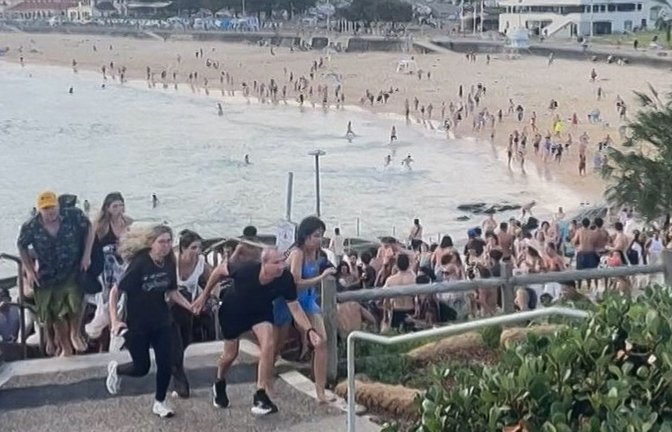 Die Menschen fliehen weg vom Strand.<span class='image-autor'>Foto: AFP/MIKE ORTIZ</span>