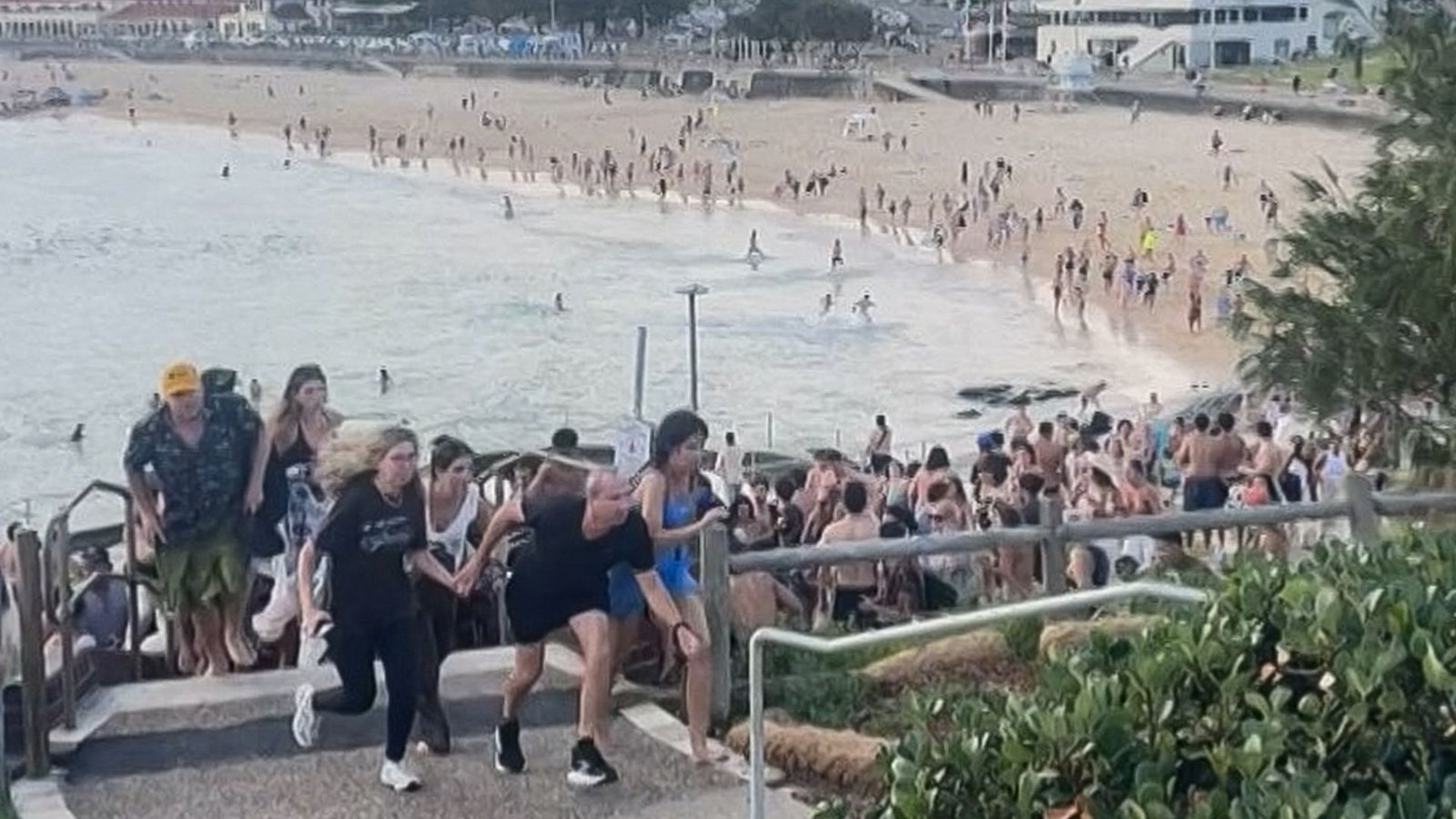 Die Menschen fliehen weg vom Strand.Foto: AFP/MIKE ORTIZ Die Menschen fliehen weg vom Strand.Foto: AFP/MIKE ORTIZ