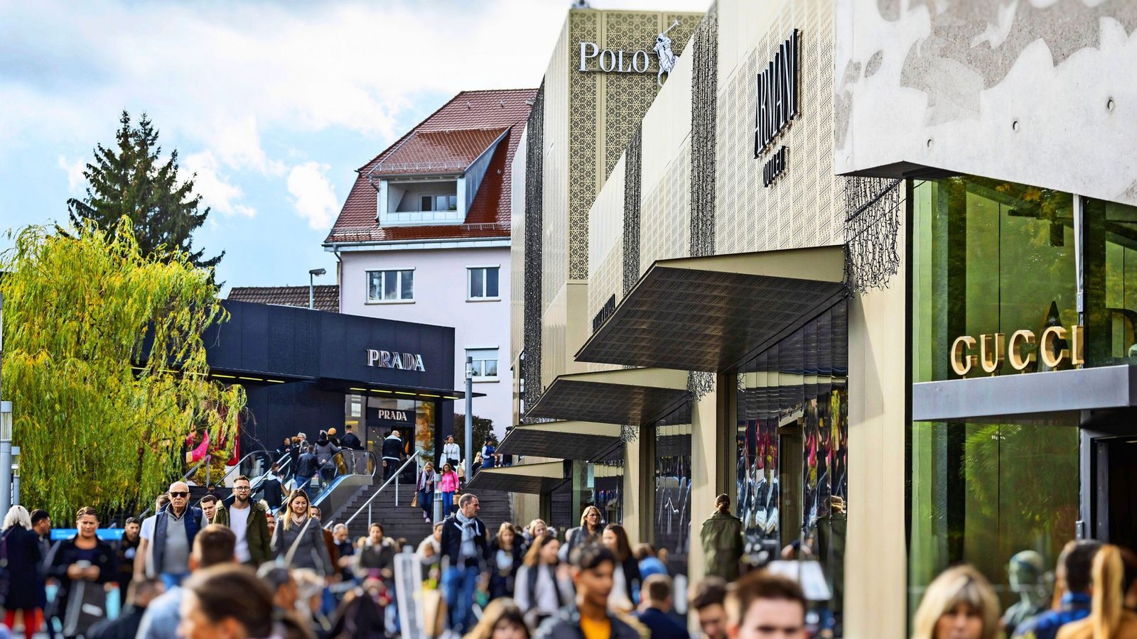 Was einst als Fabrikverkauf von Hugo Boss angefangen hat, wurde zu einer der bedeutendsten Anlaufstellen zum Einkaufen in Baden-Württemberg: Outletcity Metzingen.Foto: imago images/Arnulf Hettrich Was einst als Fabrikverkauf von Hugo Boss angefangen hat, wurde zu einer der bedeutendsten Anlaufstellen zum Einkaufen in Baden-Württemberg: Outletcity Metzingen.Foto: imago images/Arnulf Hettrich