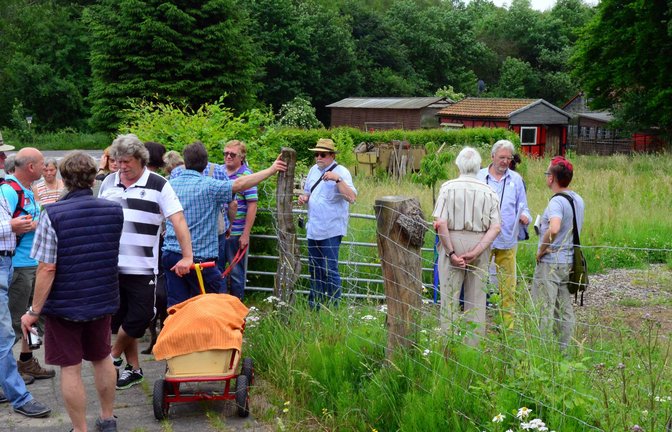 Wandern mit Bier und Bollerwagen: Für viele gehört das am 1. Mai dazu.<span class='image-autor'>Foto: IMAGO/Funke Foto Services/IMAGO/Herbert Hoeltgen</span>