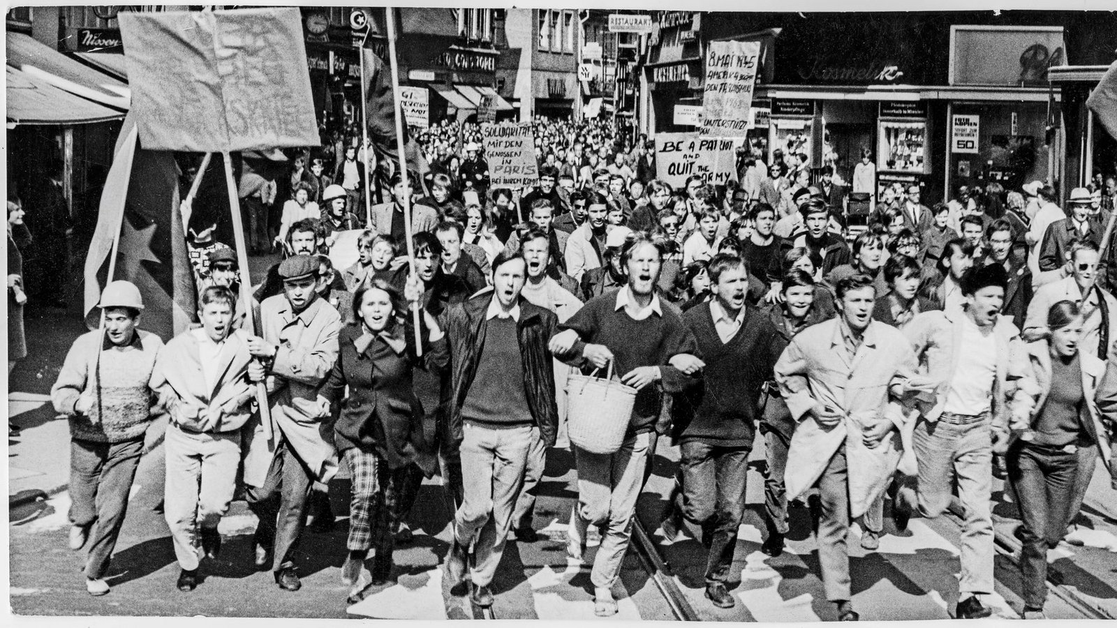 Vietnam-Demonstration in der Heidelberger Hauptstraße, Mai 1968Foto: Stadtarchiv Heidelberg, privat, Eberhard Reuß