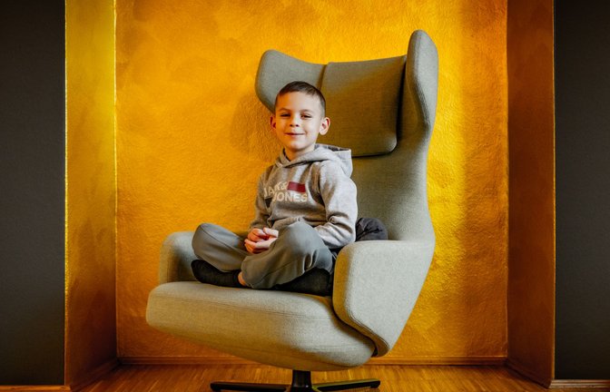 Der inzwischen siebenjährige Adrian in der Tübinger Heilpraktikerpraxis<span class='image-autor'>Foto: Andreas Reiner</span>
