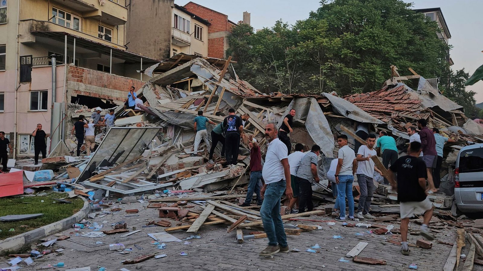 Menschen beseitigen die Trümmer eines eingestürzten Gebäudes nach einem Erdbeben in Sindirgi in der Westtürkei.Foto: AP/dpa/Bahadir Demirceviren
