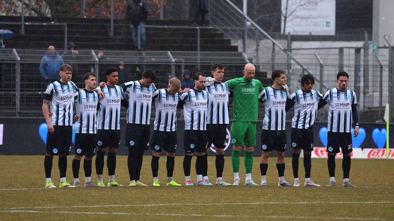 Schulterschluss der Kickers-Elf.Foto: Baumann/Hansi Britsch Schulterschluss der Kickers-Elf.Foto: Baumann/Hansi Britsch