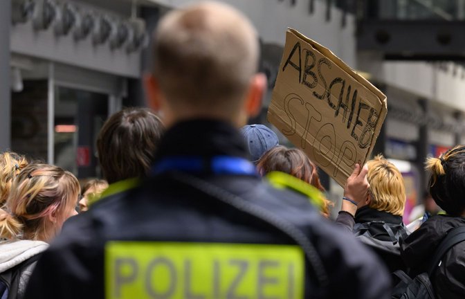 Im Terminal versammelten sich rund 35 Gegner der Abschiebung zu einer Mahnwache.<span class='image-autor'>Foto: Hendrik Schmidt/dpa/Hendrik Schmidt</span>