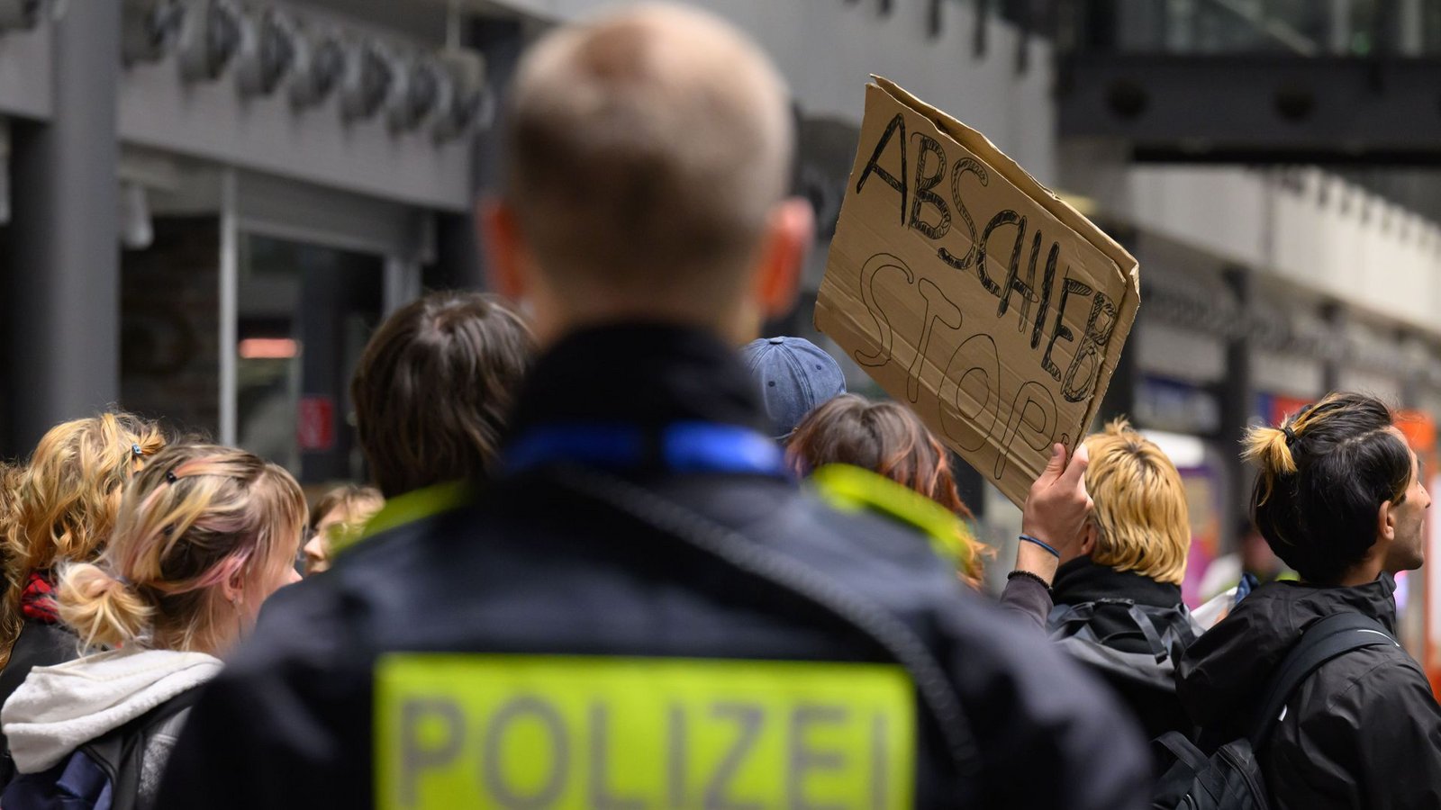 Im Terminal versammelten sich rund 35 Gegner der Abschiebung zu einer Mahnwache.Foto: Hendrik Schmidt/dpa/Hendrik Schmidt