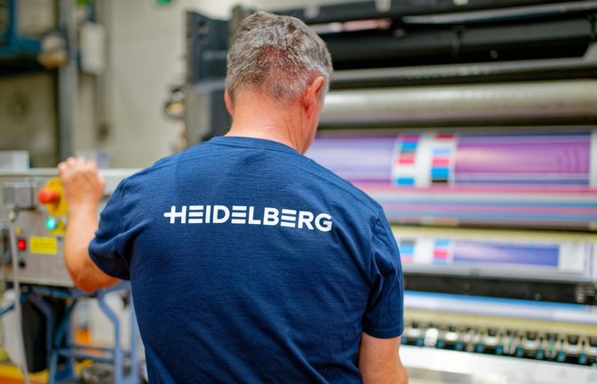 Ein Mitarbeiter steht in einer Produktionshalle von Heidelberger Druckmaschinen an einem Druckwerk.<span class='image-autor'>Foto: Uwe Anspach/dpa</span>