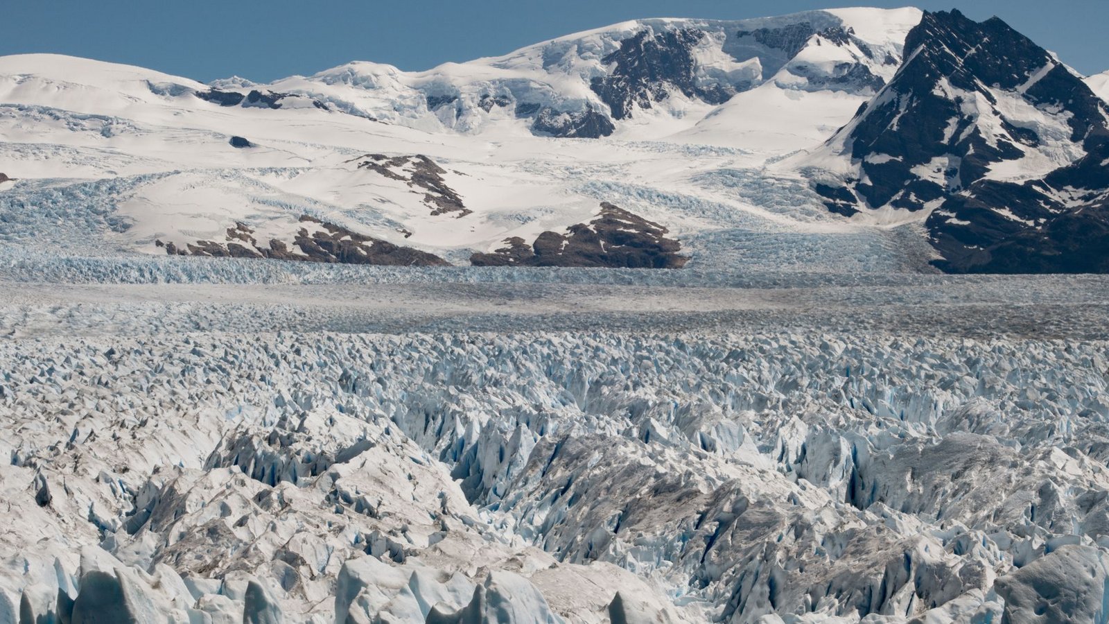 Der Perito-Moreno-Gletscher, Bismarck-Gletscher oder Francisco-Gormáz-Gletscher ist einer der größten Auslassgletscher des Südlichen Patagonischen Eisfeldes, des größten Gletschergebietes der südamerikanischen Anden.Foto: Romina Cruz/dpa Der Perito-Moreno-Gletscher, Bismarck-Gletscher oder Francisco-Gormáz-Gletscher ist einer der größten Auslassgletscher des Südlichen Patagonischen Eisfeldes, des größten Gletschergebietes der südamerikanischen Anden.Foto: Romina Cruz/dpa