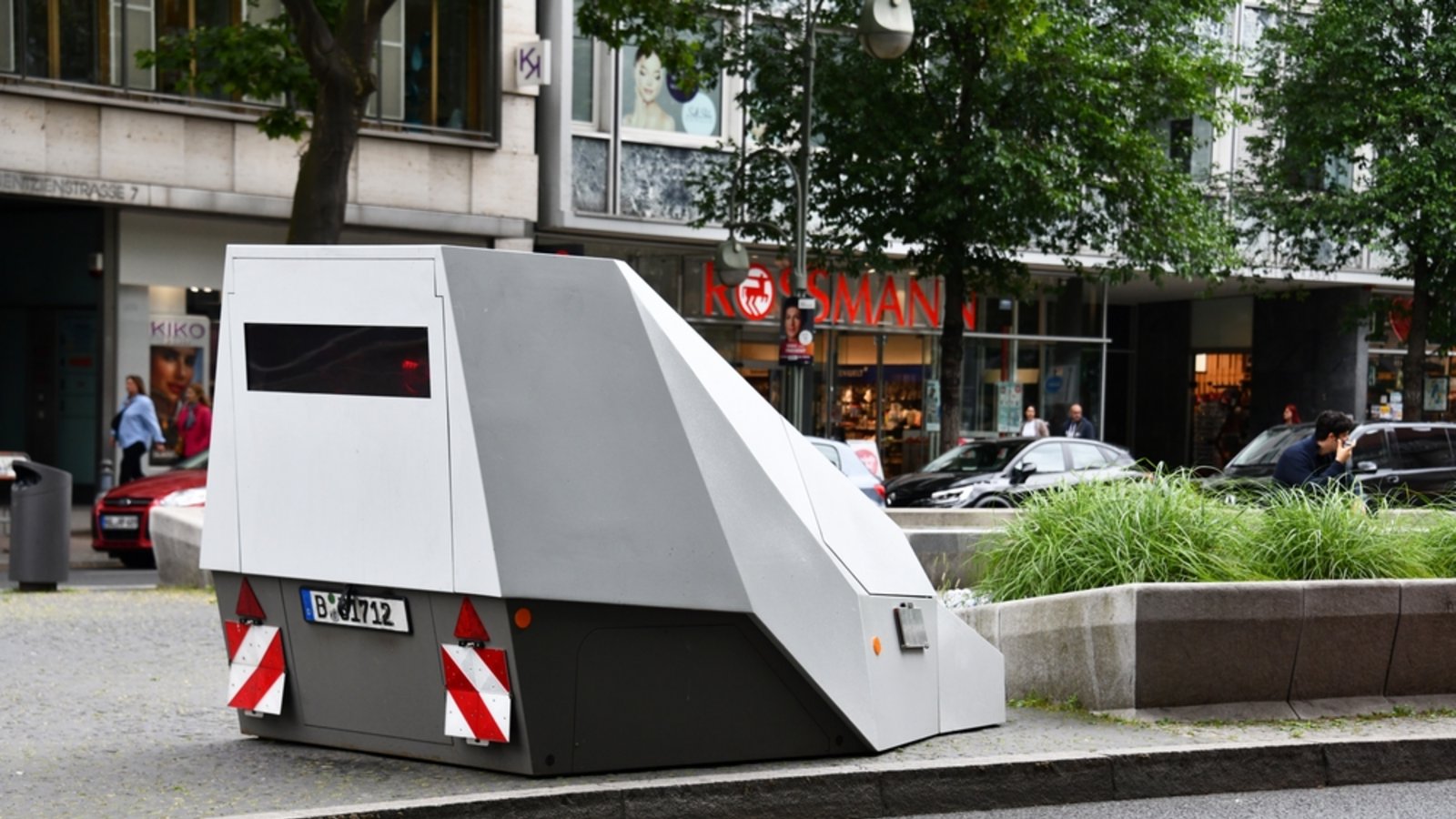 Der Blitzermarathon 2026 findet vom 13. bis 19. April statt. Erfahren Sie alles über die Speedweek, die teilnehmenden Bundesländer und die geplanten Radarkontrollen.Foto: nitpicker / Shutterstock.com