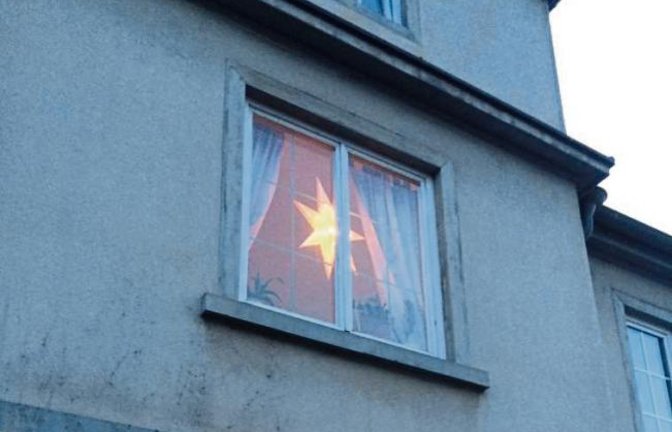 Ja ist denn schon Weihnachten? Das fragte sich unser Leser David Werner, der in der Vaihinger Innenstadt dieses festlich dekorierte Fenster gesehen hat.