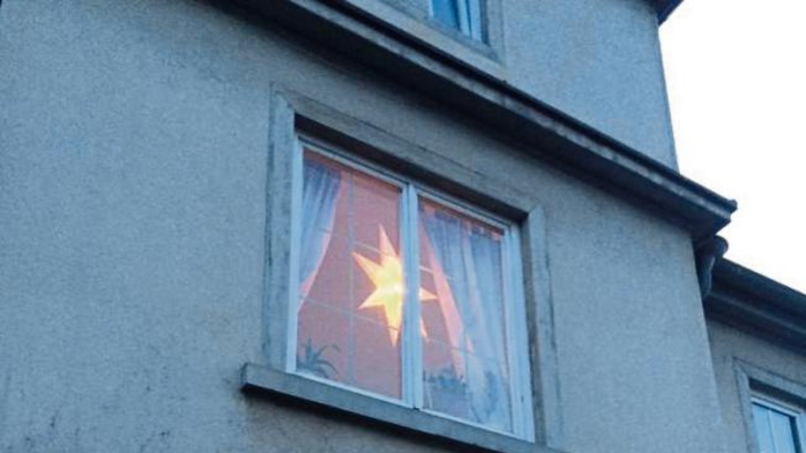 Ja ist denn schon Weihnachten? Das fragte sich unser Leser David Werner, der in der Vaihinger Innenstadt dieses festlich dekorierte Fenster gesehen hat. Ja ist denn schon Weihnachten? Das fragte sich unser Leser David Werner, der in der Vaihinger Innenstadt dieses festlich dekorierte Fenster gesehen hat.