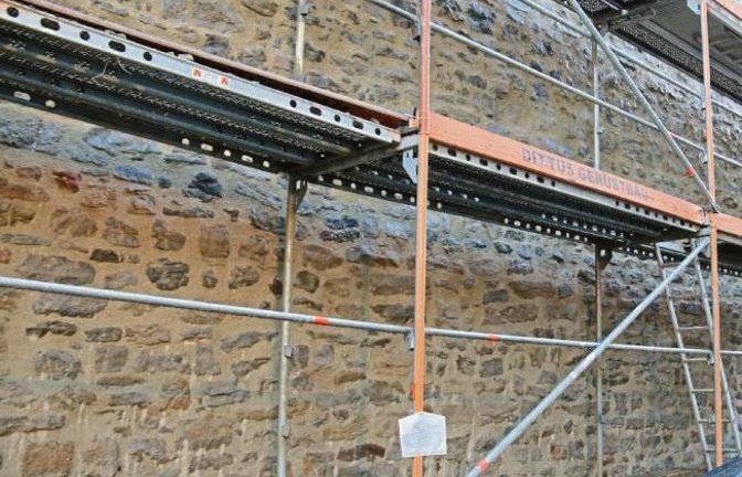 Die Vaihinger Stadtmauer guckt nach ihrer Sanierung schon ziemlich proper hinterm Gerüst hervor.  Foto: Rücker
